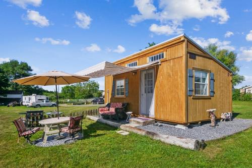 Cozy Tiny Home Retreat on Shenandoah Valley Farm cabin