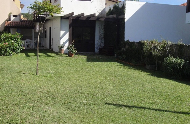 Cozy townhouse just steps from the beach in Morrinhos. Free wi-fi.
