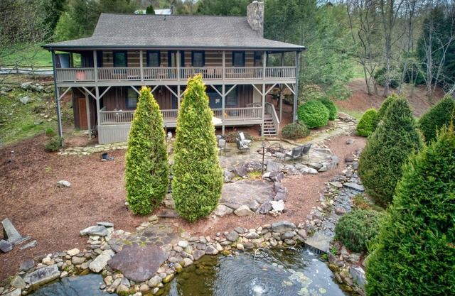 Cozy Twin Rivers Edge - Waterfall & Pond - Hot Tub - Huge Fenced Yard - Outdoor Pool Table