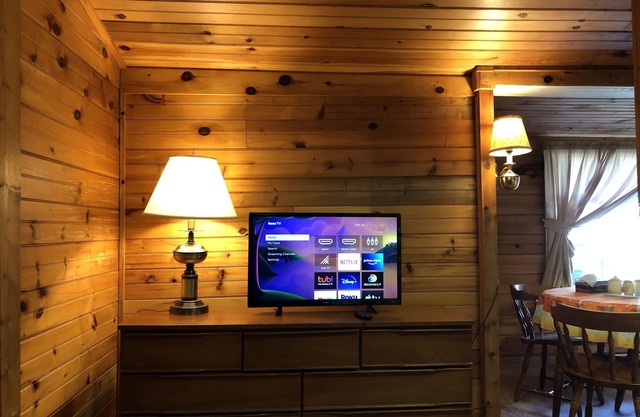 Cozy Waterfront One-bedroom Cottage w/Fibe WiFi