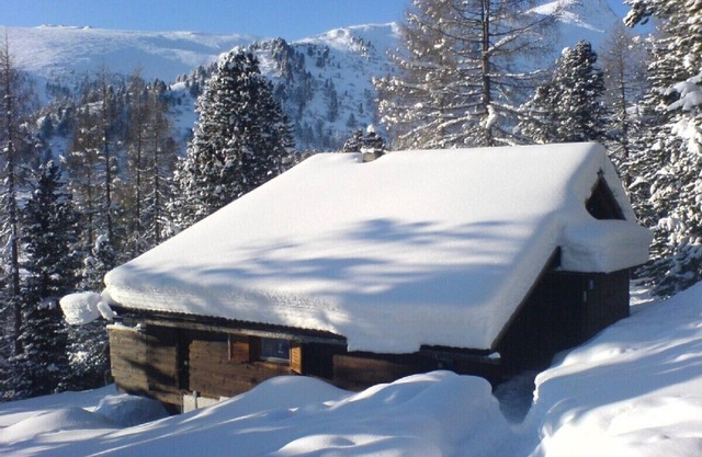 Cozy wooden cabin 1800m above sea level, guaranteed snow, slight convenience