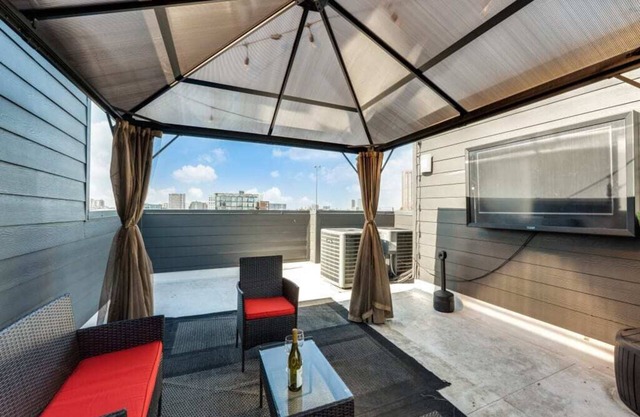Cozysuites Uptown 3BR King Beds Skyline View