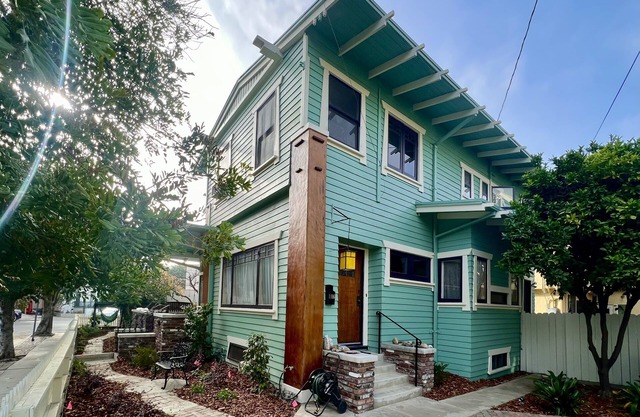 Craftsman Guesthouse in lovely Echo Park