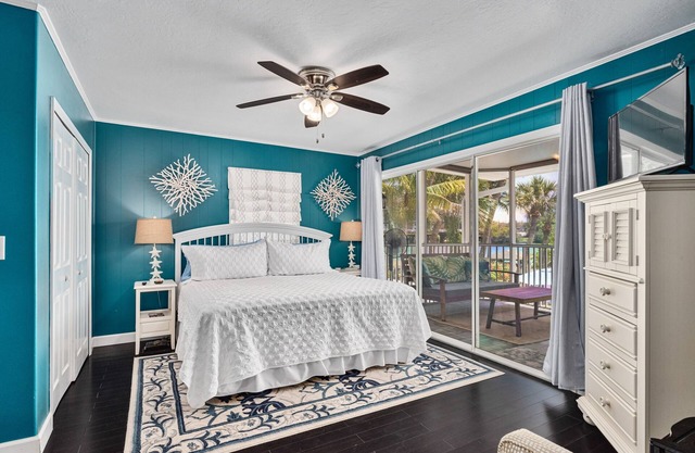 Crane Creek Inn Heron Room: Waterfront Pool B&B