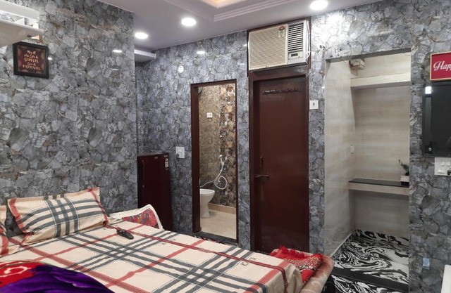 Cream location luxury stay in posh lajpat nagar with attached kitchen and washroom,complete private apartment with full privacy and private entrance, cal 92121, 74700