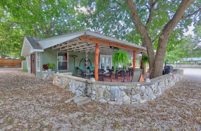 Creekside Cabins - The Hunter's Lodge