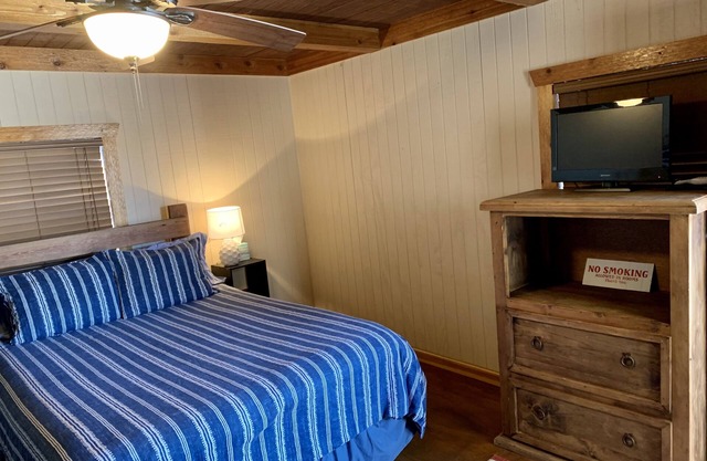 Crystal cabin. Comfortable quiet cabin 8 miles outside Carrizo Springs.
