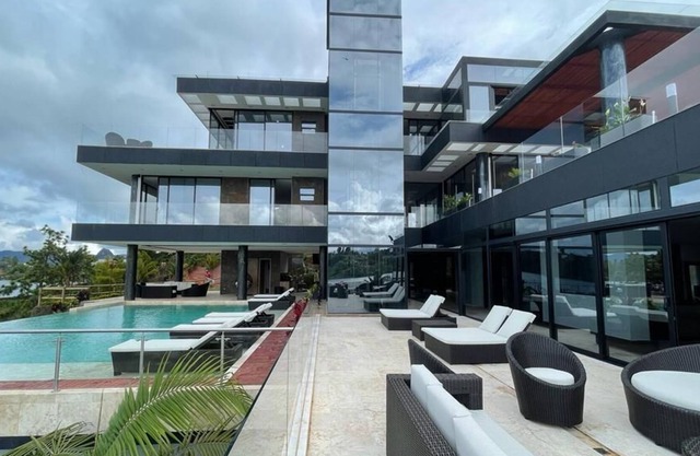 Crystal Palace with heated pool, hot tub and lake access