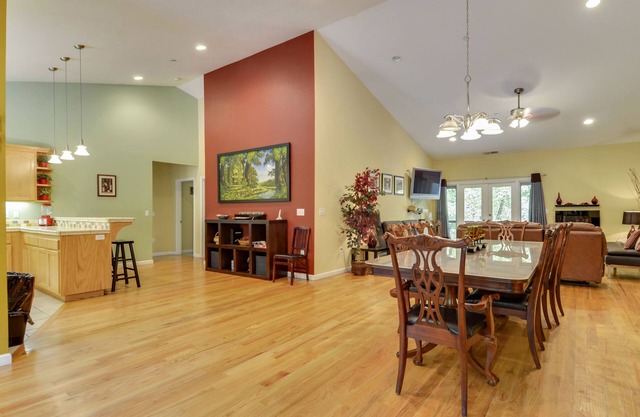 Culture Blend ~ Great Group Getaway, Hot Tub, River Access, Game Room, BBQ!