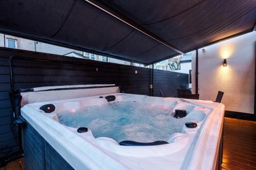 Curzon Villa - Sleeping 18 by Assured Stays