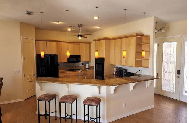 Custom 4 bdrm with Granny Suite and Infinity Pool