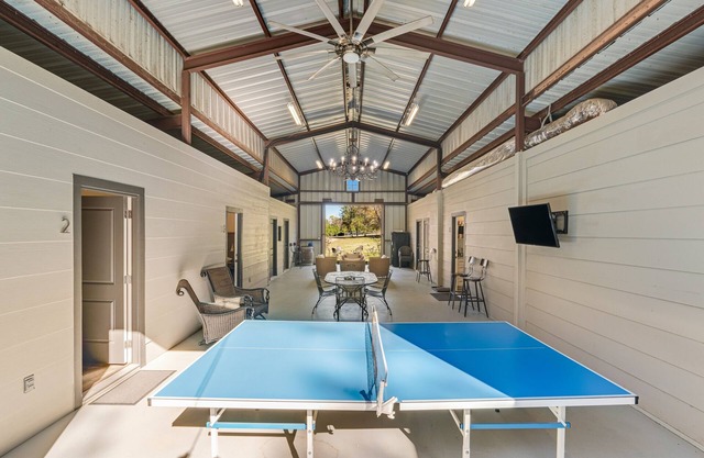 Custom barn suite shared pool, firepit, Ping-Pong & golf cart rental option