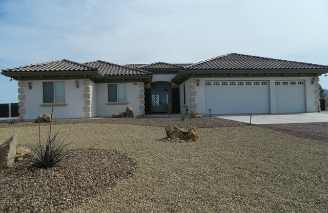 Custom Home fully equipped kitchen/BBQ/Patio/Wifi and much more.