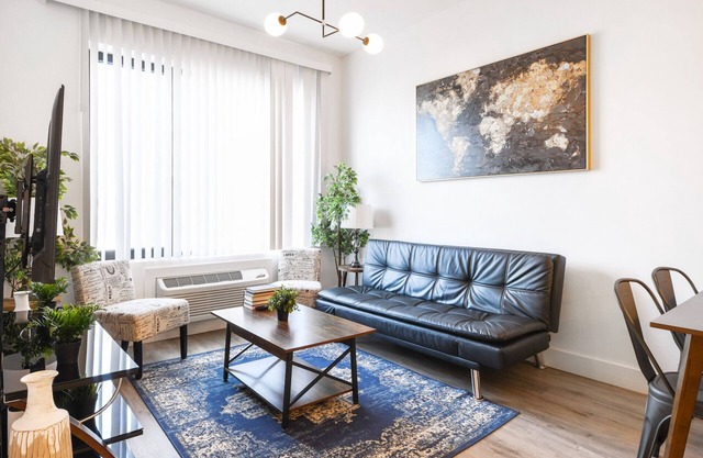 Cute 1BR Next to Airport 9232