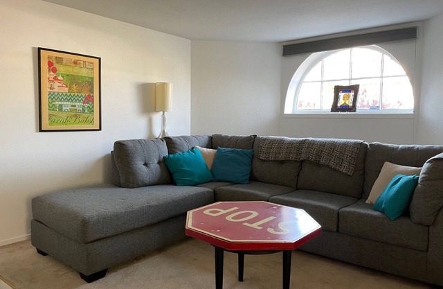Cute 2br apartment in charming Alameda Victorian. Close to Park St.