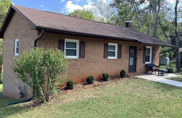 Cute Cherry St. Cottage