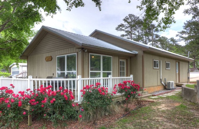 Cute Cottage 1/2 mile from boat launch just off 280. Pier, fire pit, deck, PETS