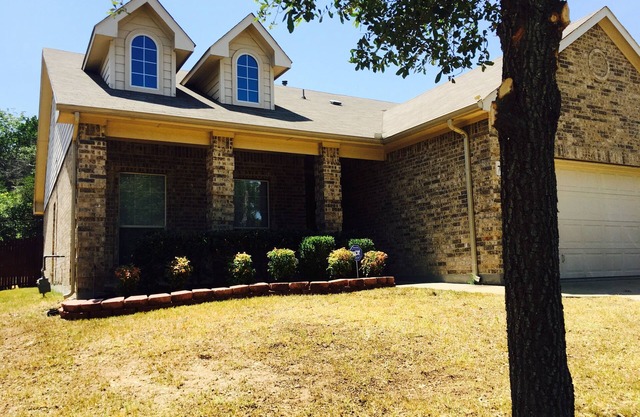 Cute, Cozy, Relax and Charming 3 Bedroom 2 Bathroom Home Surrounded by Trees