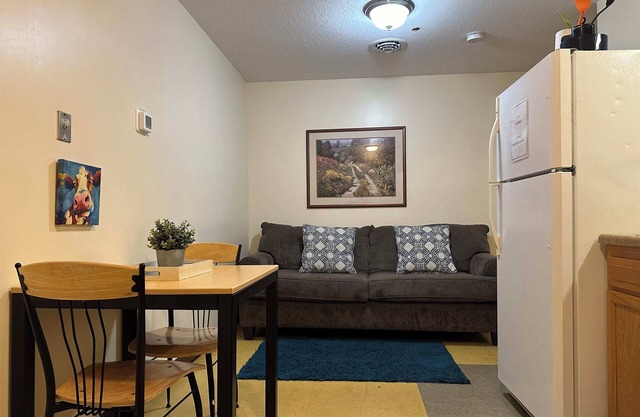 Cute Downtown APT | Quick & Safe Walk to PPG Arena