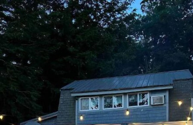 Cute lakeside cottage