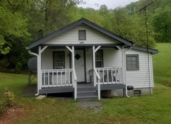 Cute Little Cabin (Near the Nantahala River)