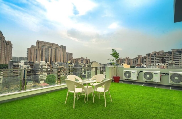 Cyber retreat 1Bhk with Gym and balcony