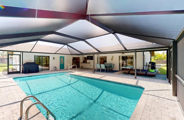 Cypress House Private SALTWATER pool. Great location, 7 miles to the beach!