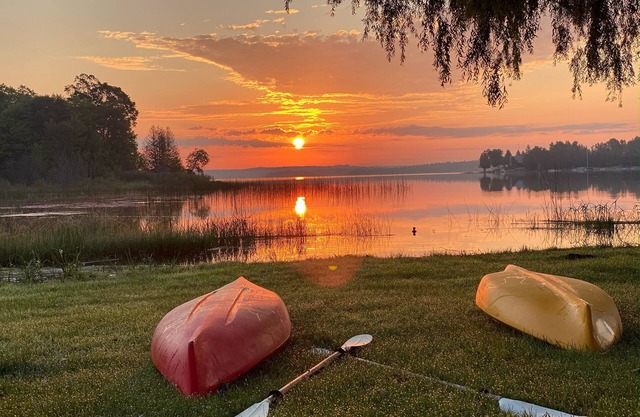 Dad's Paradise on Pigeon Cove offers WaterFront Sunrise Views and Lake Access!