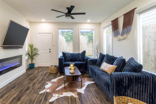 Dallas Luxe Townhome !Rooftop Movie Theater !9 Min to Downtown