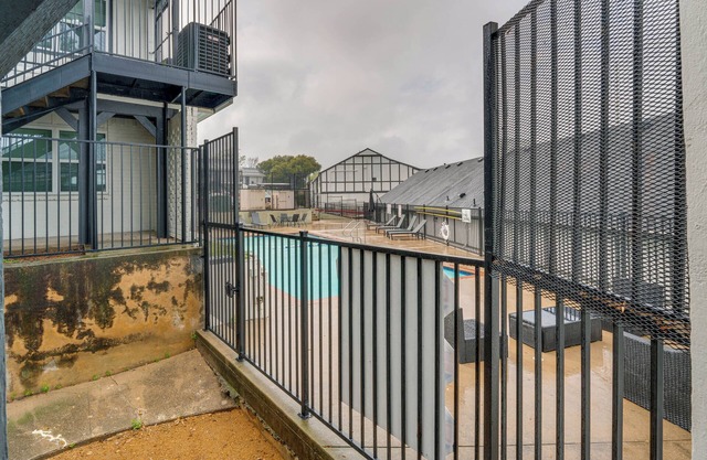 Dallas Unit w/Pool Access - 9 Mi to Dtwn!