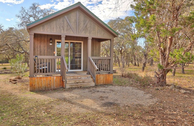 Dance Hall Cabin Near Jacob's Well! Sleeps 4