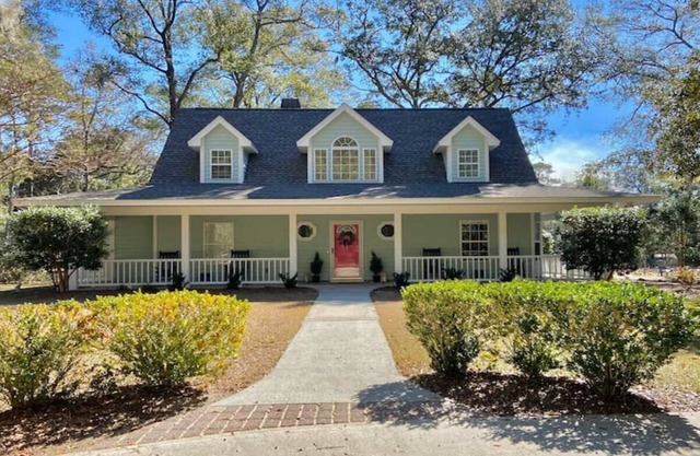 Darling Cottage on PRIVATE LAKE & acreage