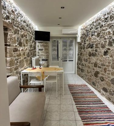 Davelis House