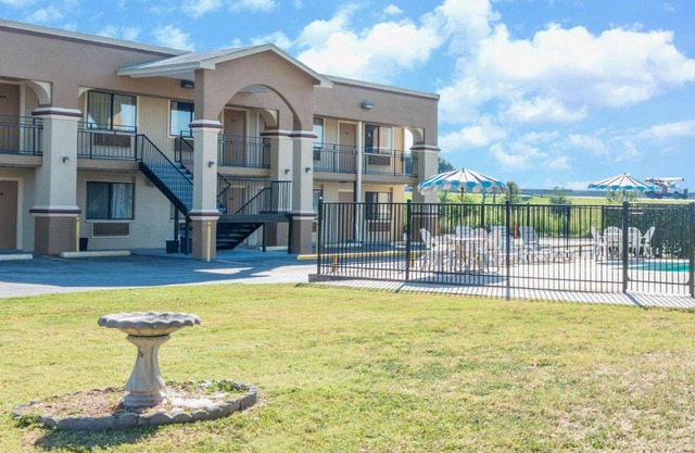 Days Inn by Wyndham San Marcos