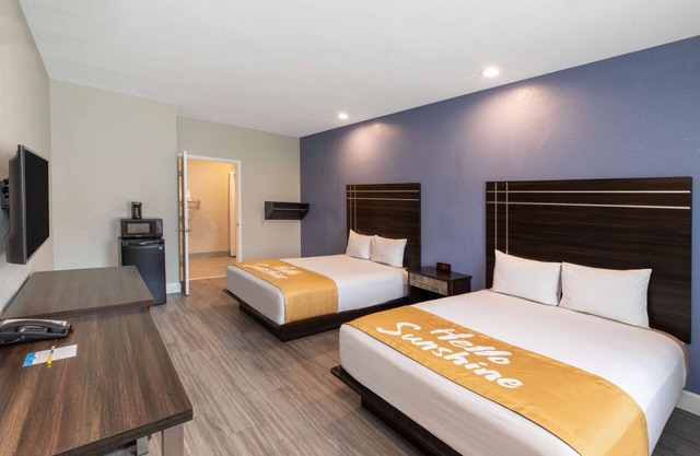 Days Inn & Suites by Wyndham La Porte