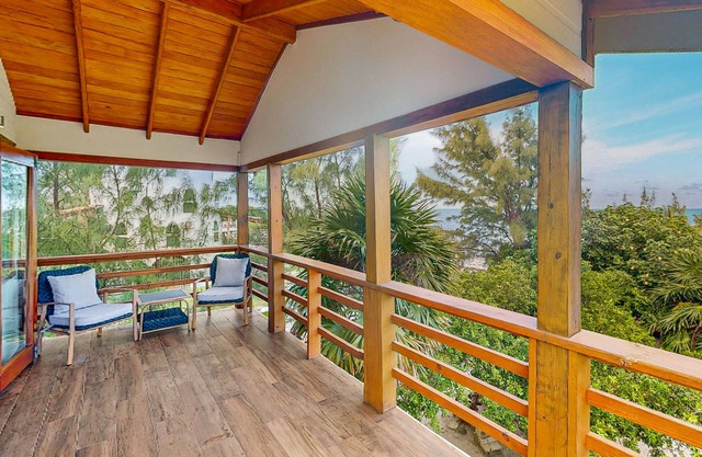 Dazzling beach stay with a balcony - pool, bikes, canoes, grill, & dock access