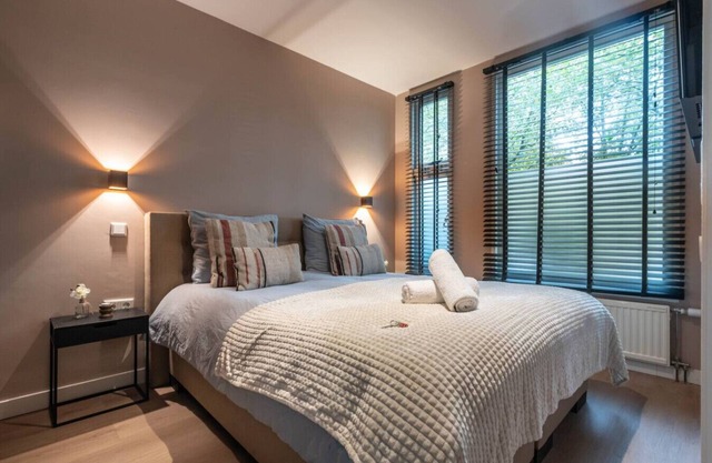 De Tulp Luxury in Leafy Amsterdam Zuid | Near Forest, Free Parking & Transit