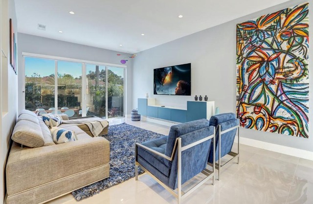 Deco Delight - Central Hub