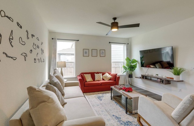 Del Valle Getaway with Charming Patio & Grill!