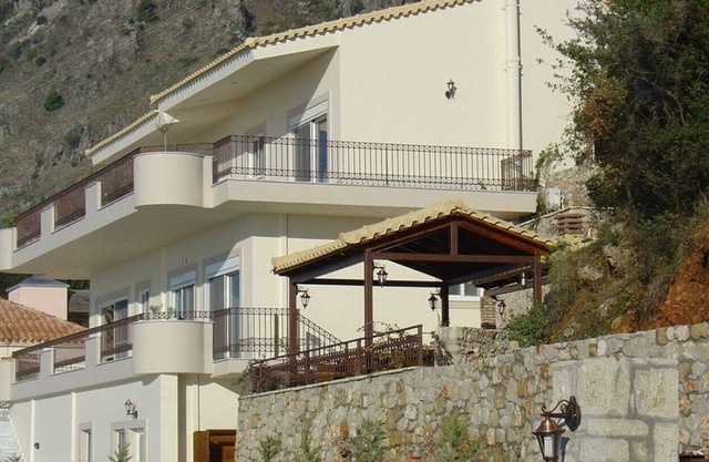 Delightful 2 bed apt in exclusive villa close to Kalamata & beaches.