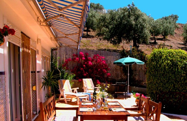 Delightful 2-bedroom bungalow 'Vinuela', sleeps 4, in country holiday complex