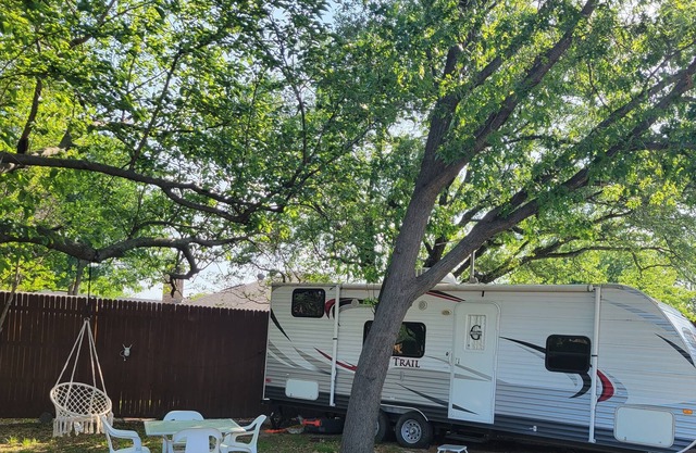 Delightful 3- Bed camper/RV with large shaded yard