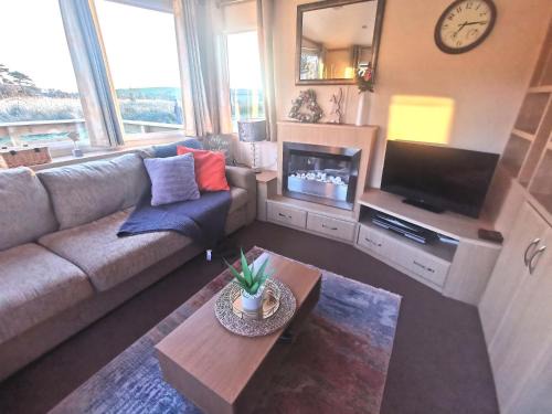 Delightful 3-bedroom static caravan with lazy spa and loch view