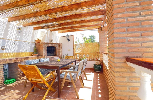 Delightful 2-bedroom flat with AC, sea & mountain views in Canillas de Aceituno