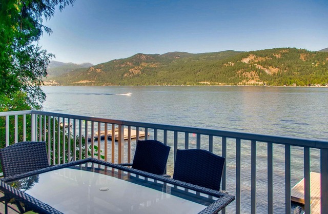 Delightful Lakeside Cabin with Great Access to Swimming & Private Beach