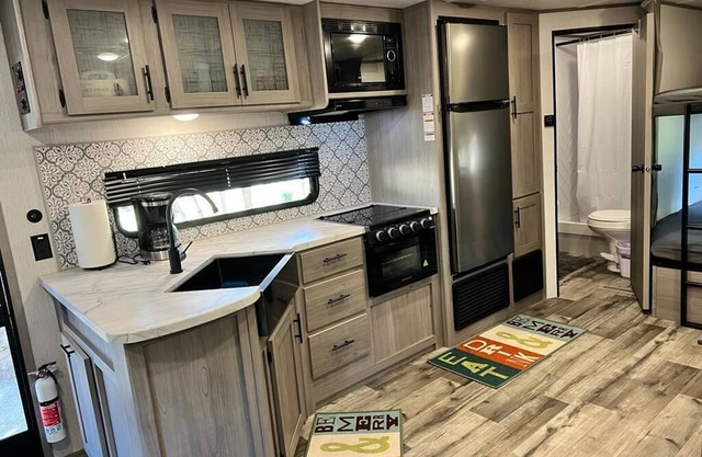 Delightful RV brand new 2022! 9 minutes from Orlando airport.