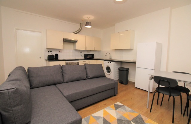 Deluxe 2 Bed Flat Close to City