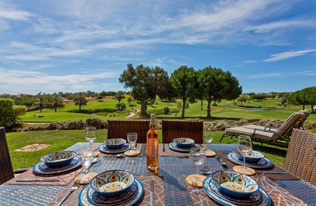 Deluxe 2 Bed Golf View Apartment - 51 Lakeview