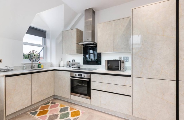 Deluxe 2-BR Saarb Apartment Leatherhead