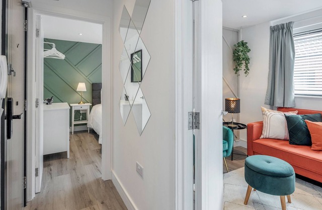 Deluxe Apartment - 7 Mins Drive to City Centre - Wifi & TV by Yoko Property